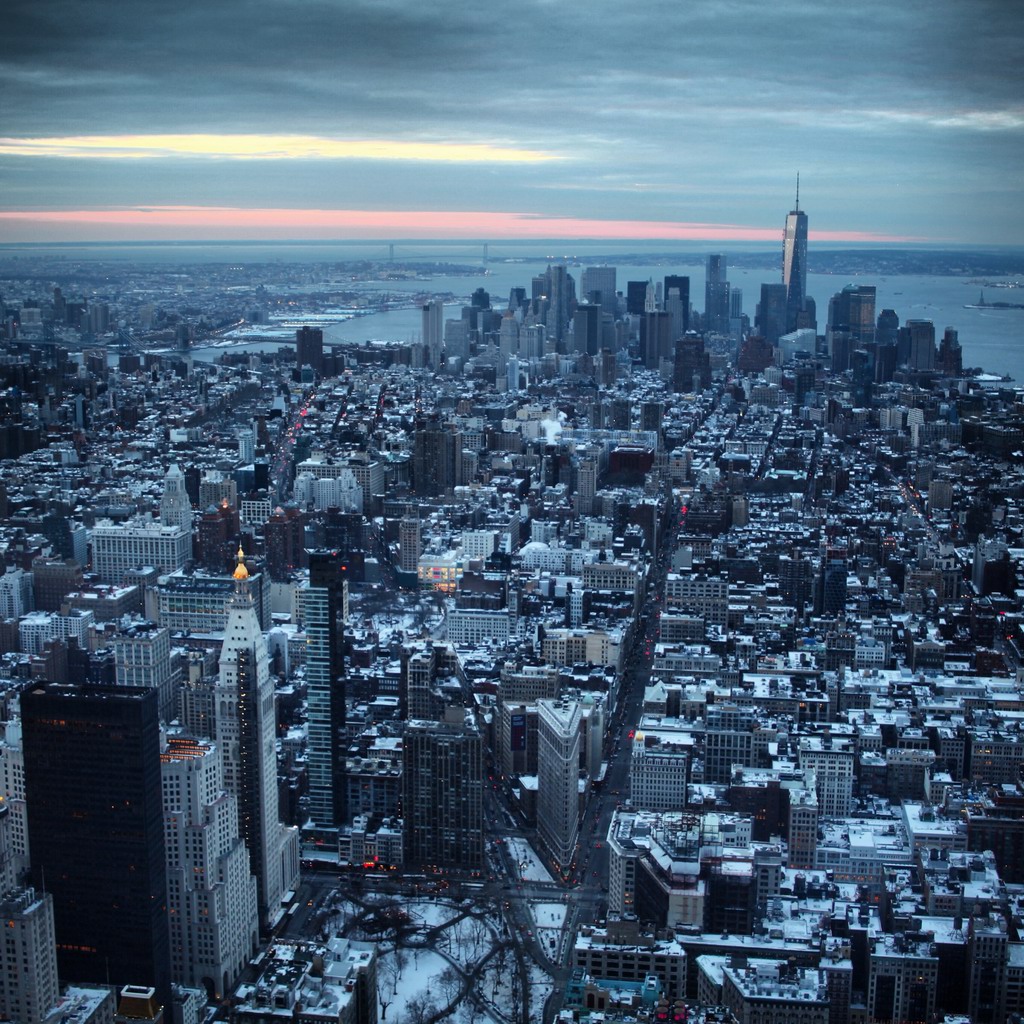 从帝国大厦远眺自由女神像，对，就在右边