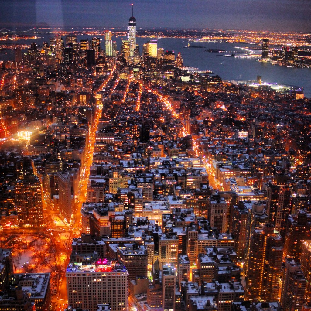 繁华的车龙就好像火山的岩浆一样四溅