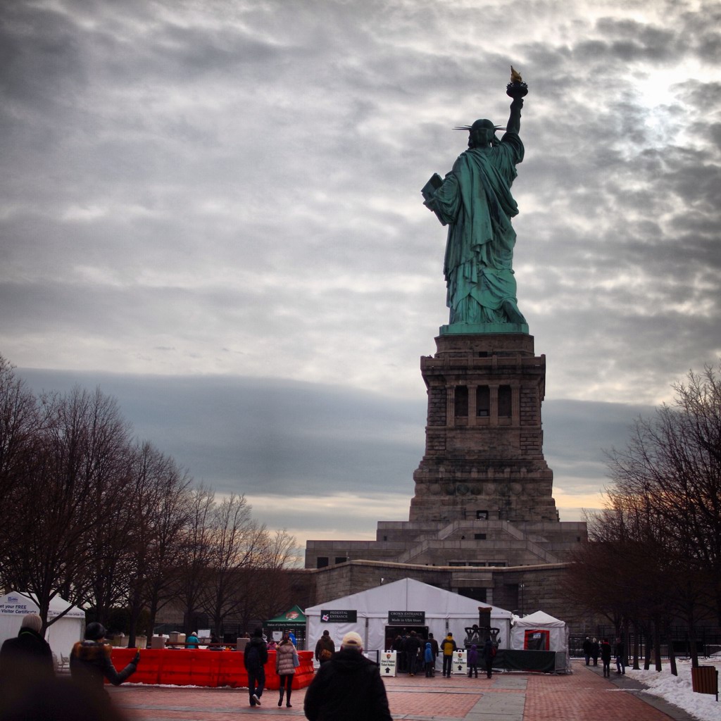 首先从女神背后进入