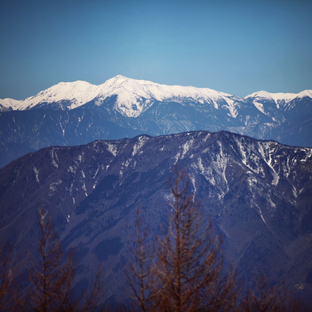 在富士山四丁目远眺整个山脉上的其他雪山