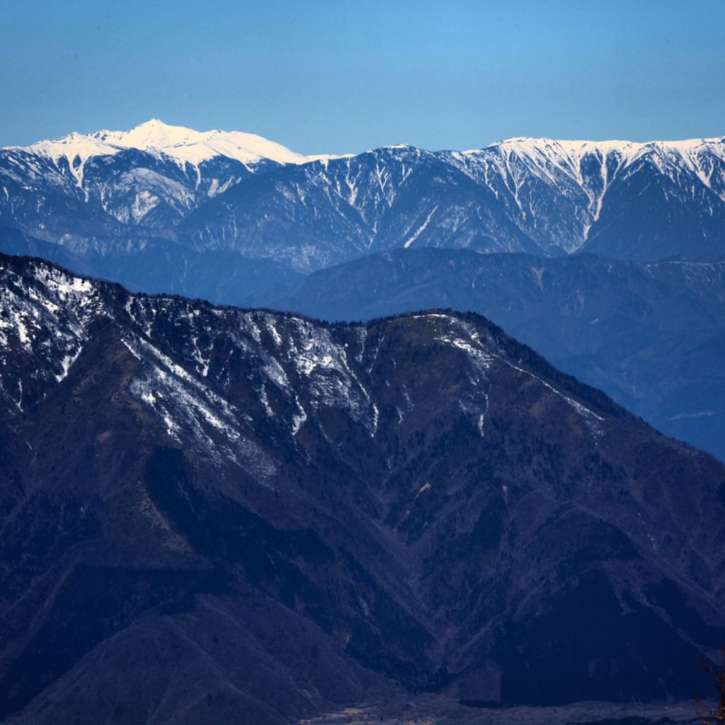 阳光洒在山顶的雪上反射出金灿的光芒，犹如满布山顶的黄金