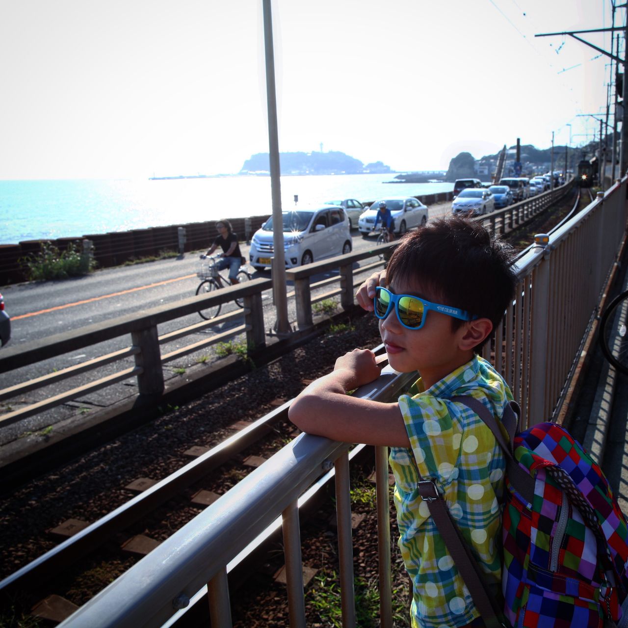 在海边等列车经过的寅仔