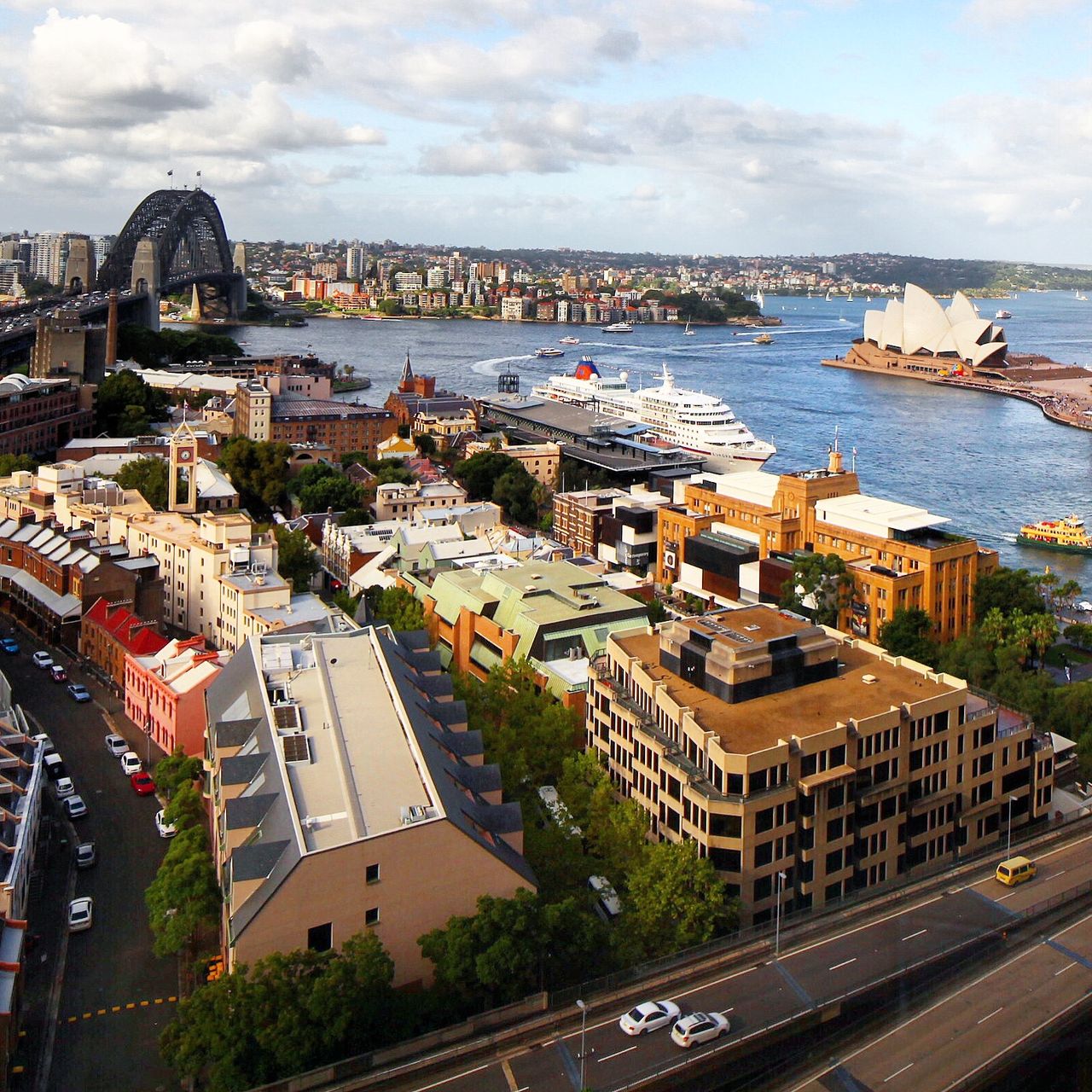 酒店旁边的建筑就像一堆玩具