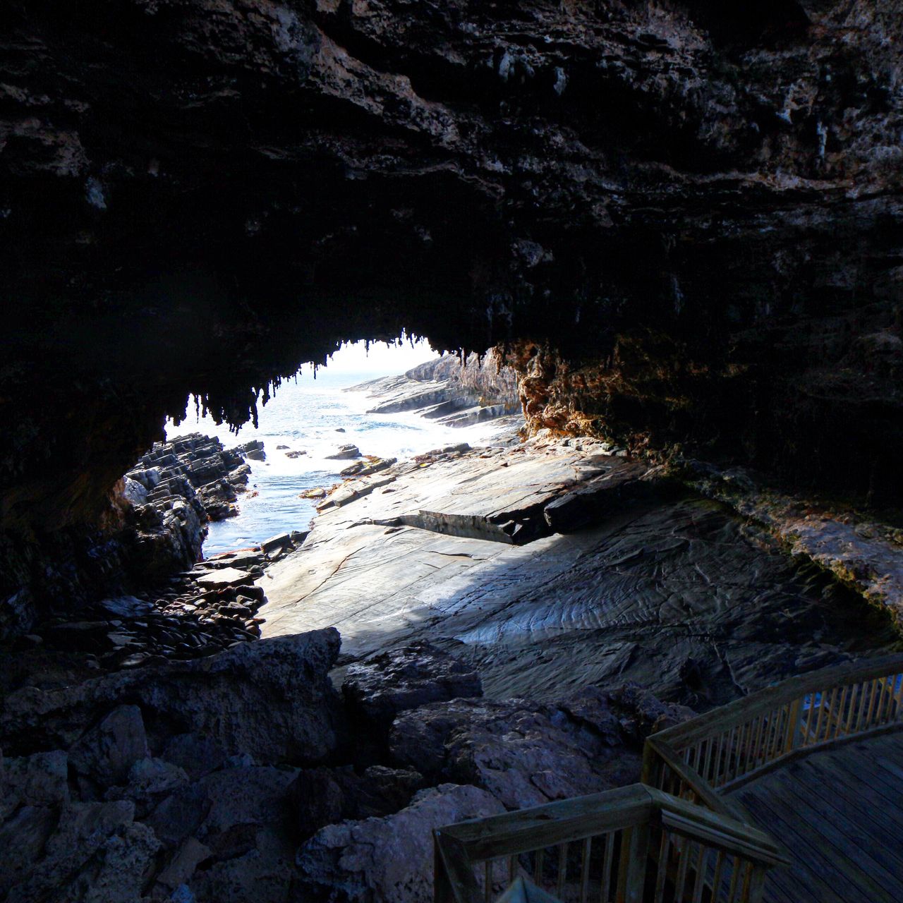 经过海浪冲蚀的石洞