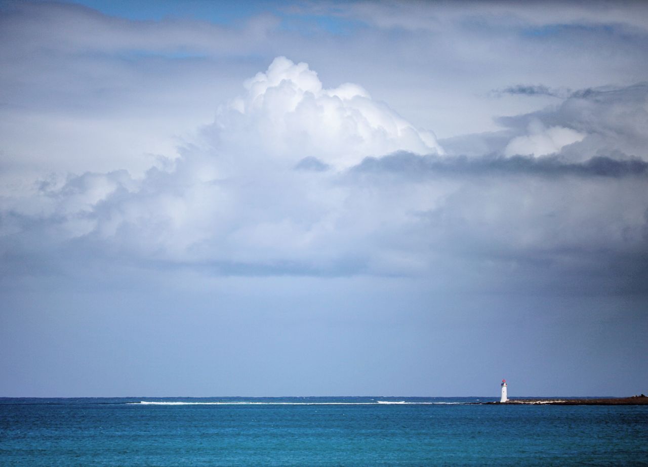 又是一大片无人的海边