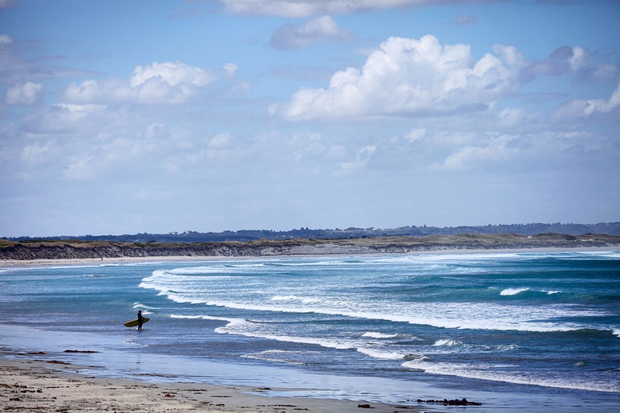 整个海滩就这么一个人在冲浪，爽死了