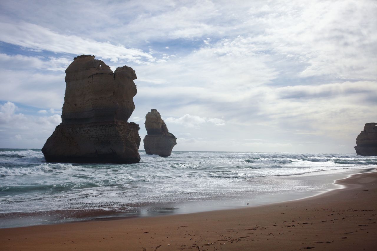 几亿块小骨头聚积而渐渐形成，继而埋藏在海底，直至后来，强烈的海潮和风力终令这些岩石暴露水面，成为现时著名的十二使徒岩