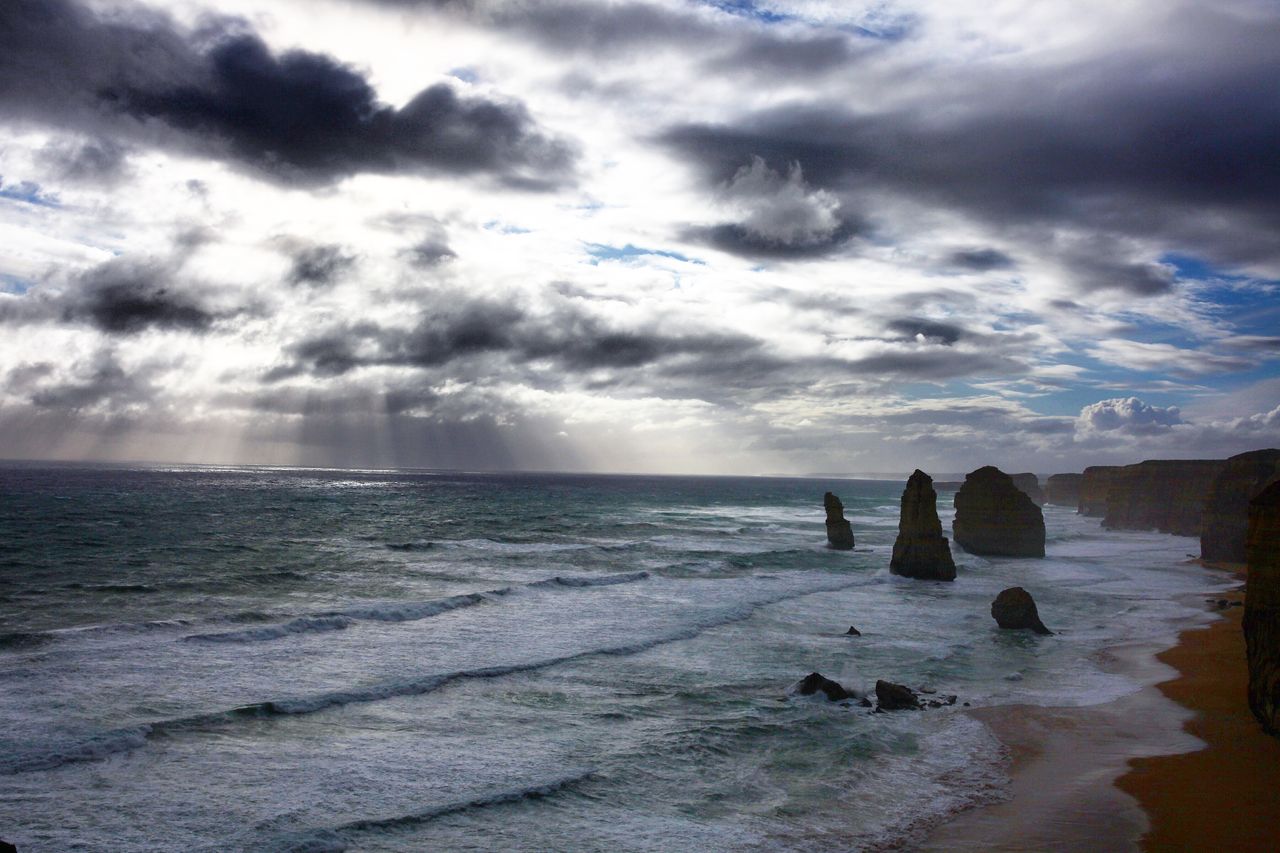风雨过后，平静的海，灿烂的阳光