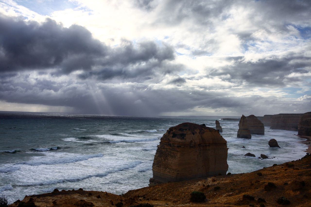 海面上，云端中的耶稣光