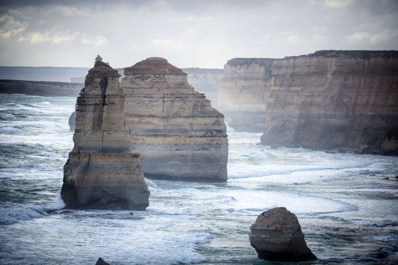 风雨中的十二门徒岩