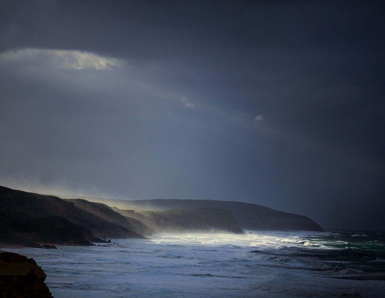 其中的一束阳光刺透云层