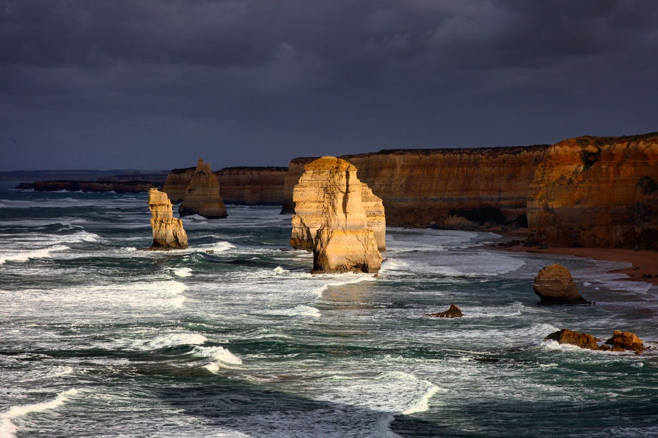 金色的阳光洒在十二门徒岩上