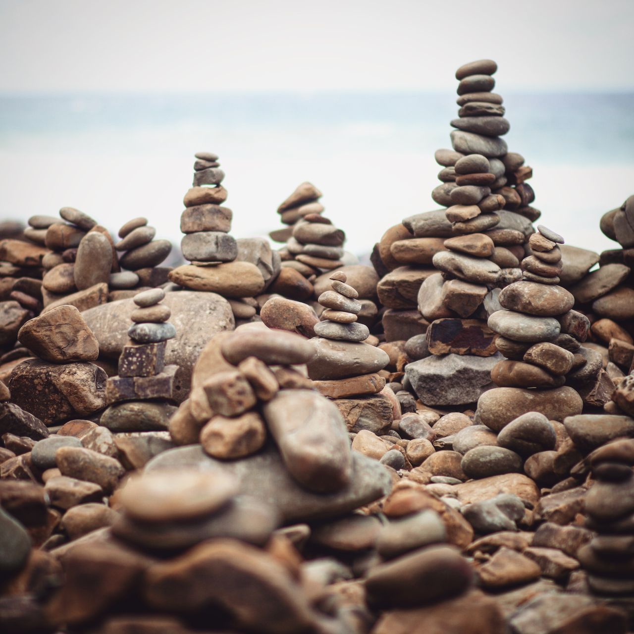 不知是谁带起这个头，在海边垒起石塔
