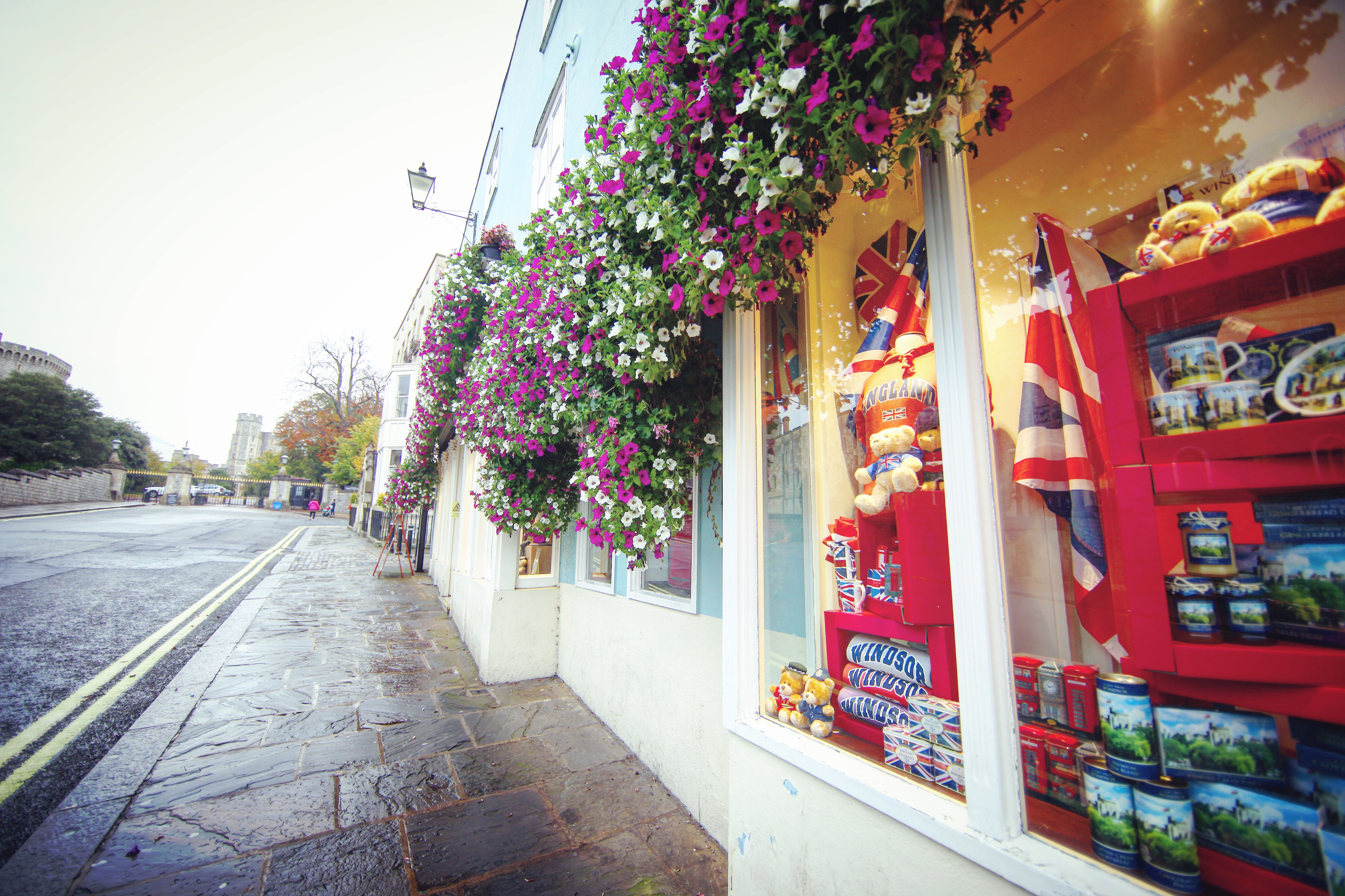 这是通往温莎堡正门的主路