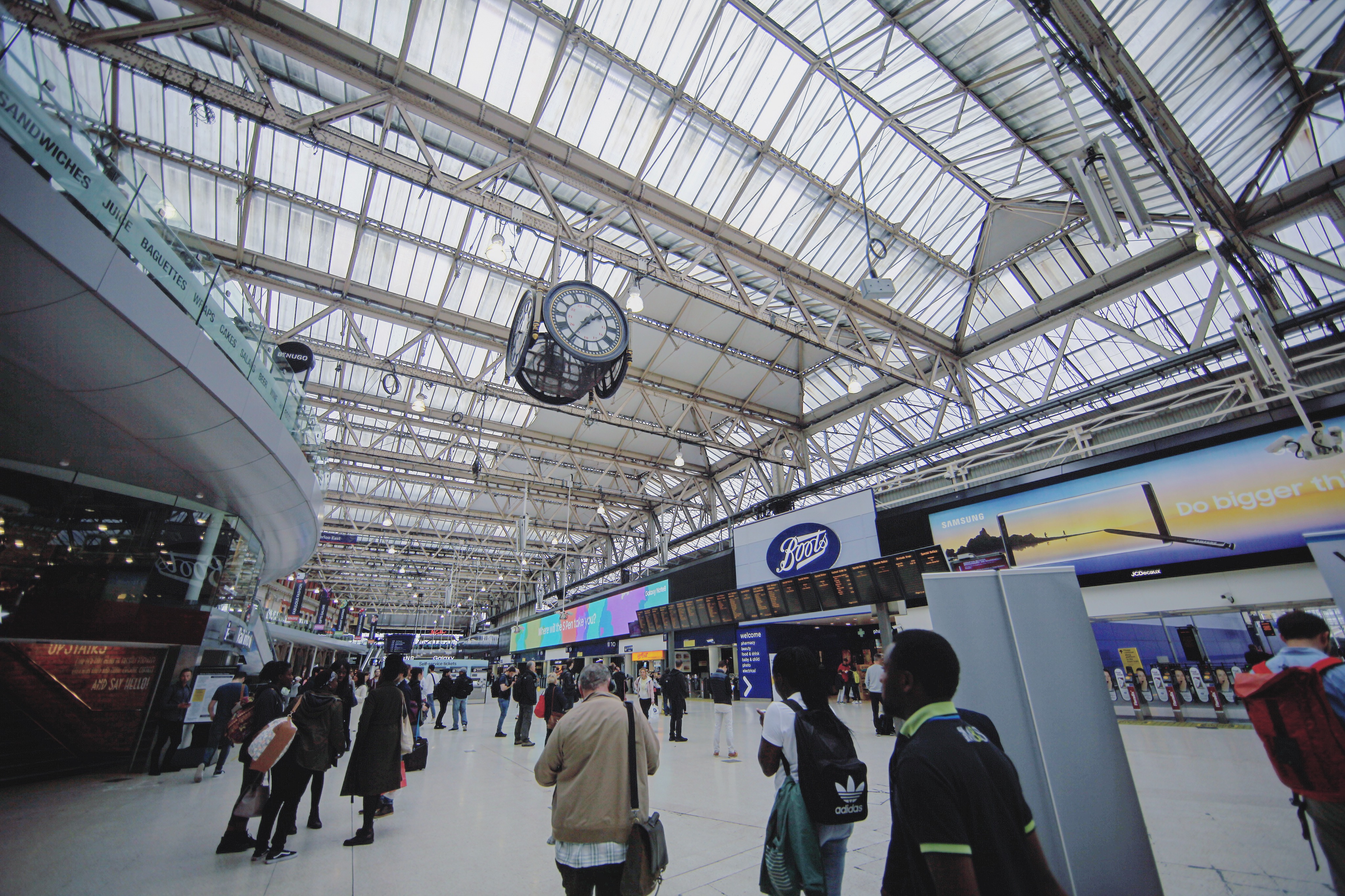 城堡参观完后,回酒店拿了行李隔壁就是火车站,45分钟车程就抵达伦敦市区了