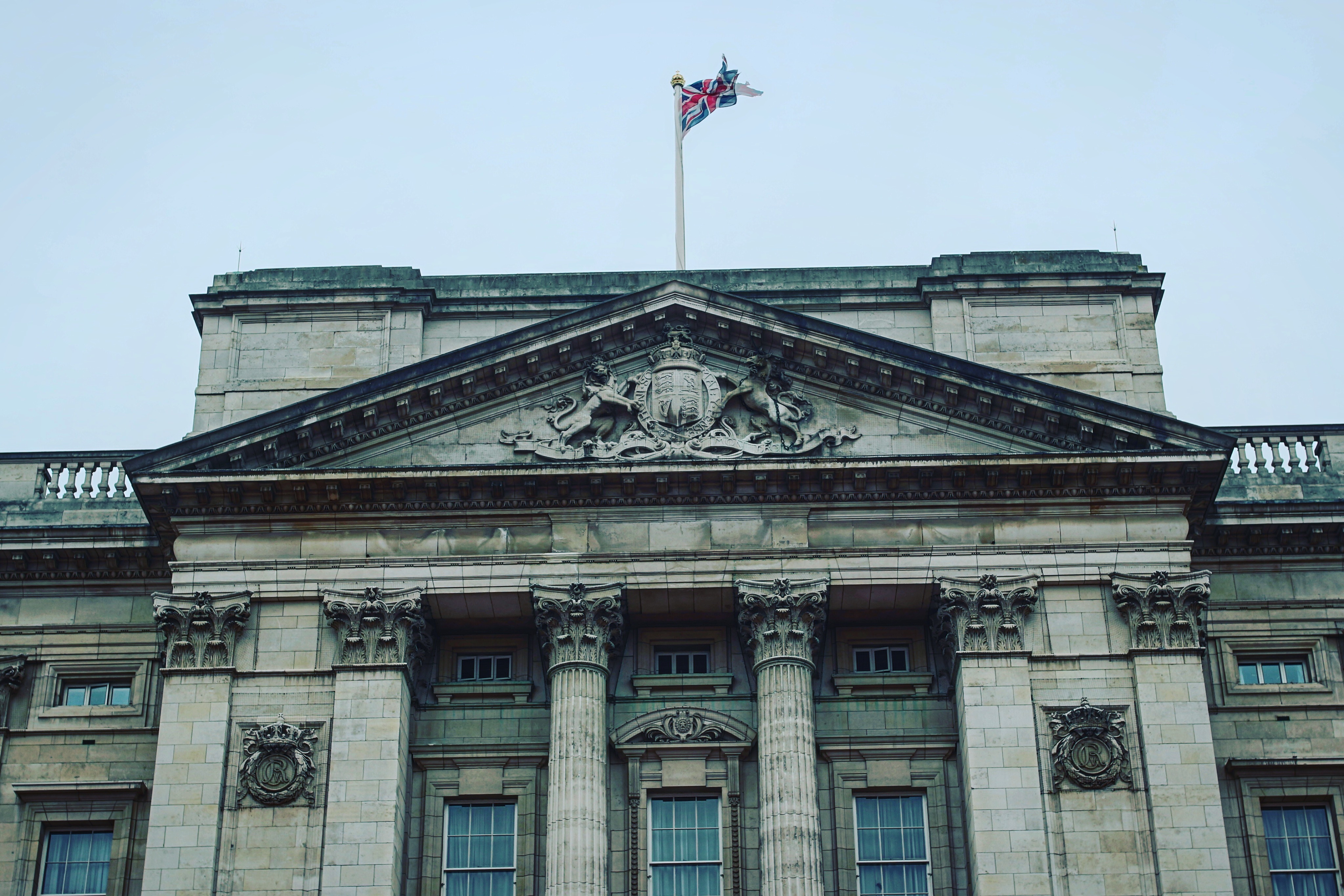 匆匆赶到白金汉宫,被告知当天的票已售完,同时也是本年最后一天对外开放……我勒个擦