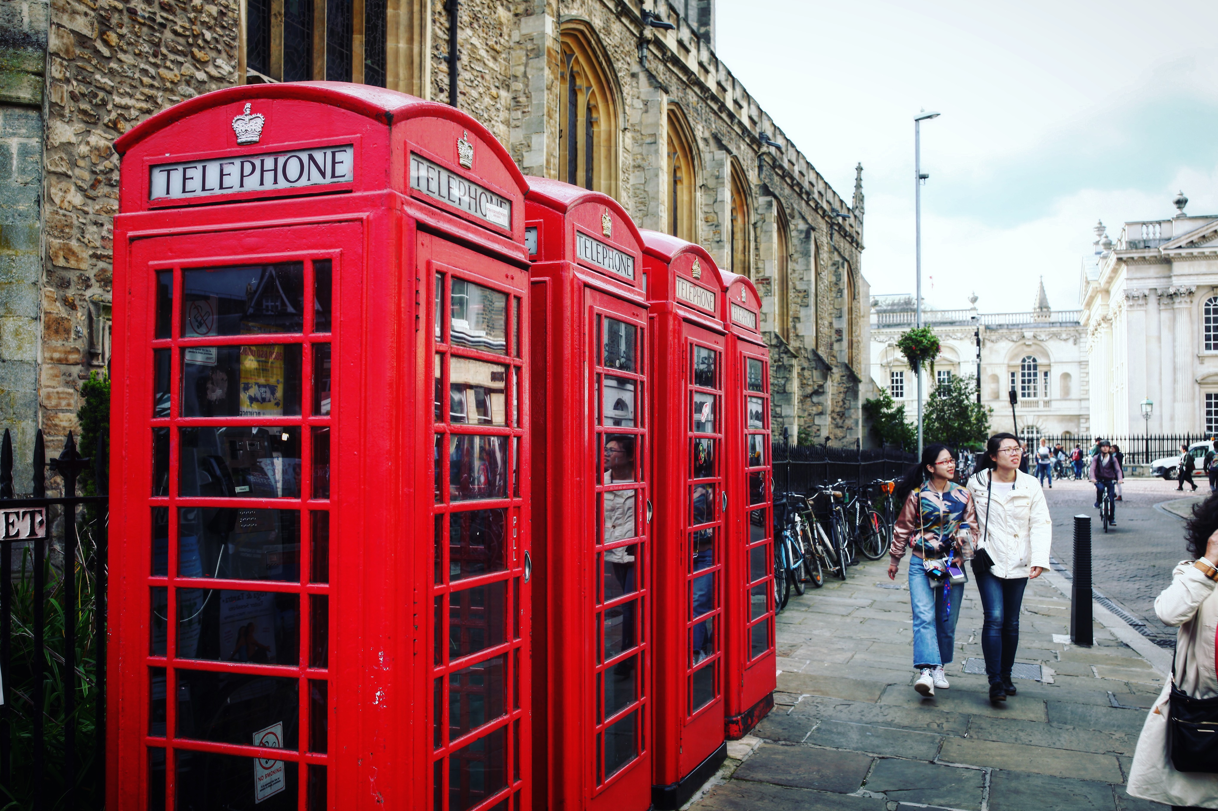 红彤彤的电话亭果然是英国的特色标志啊