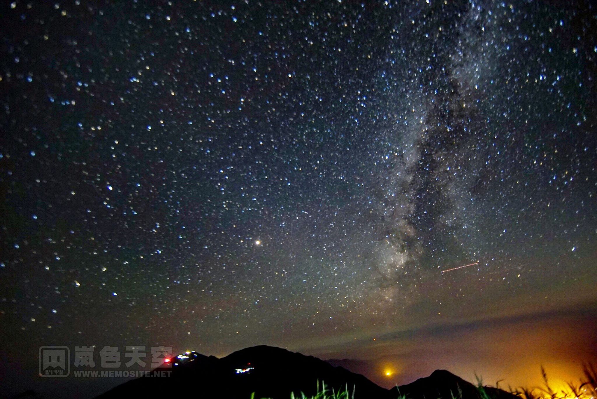 还好,据说半夜三点,月亮会降到地平线下,这时候有一个多小时可以拍到银河,前提是,能爬的起来