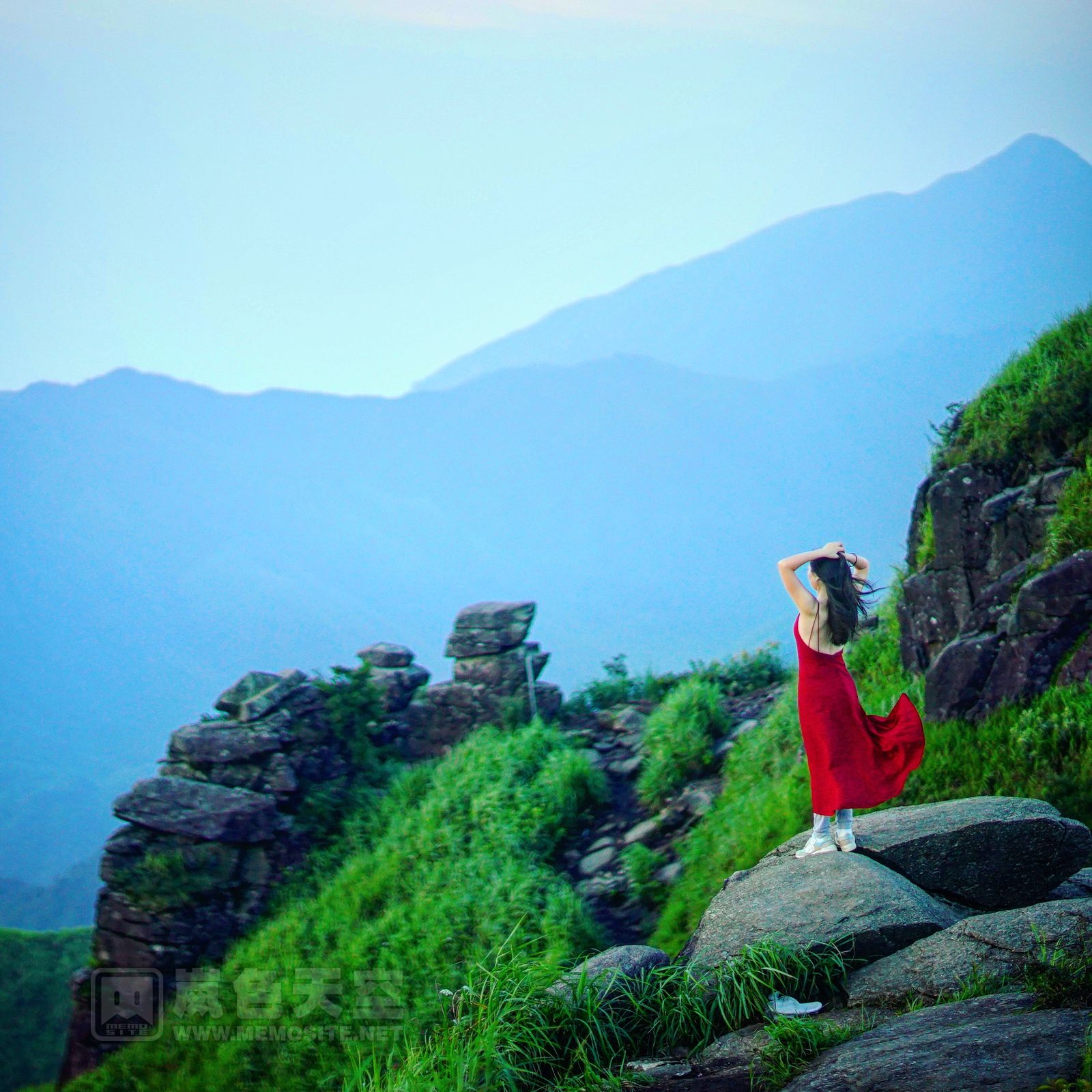 小姐姐的身材挺好的,一下子把拍日出的长枪短炮都吸引了