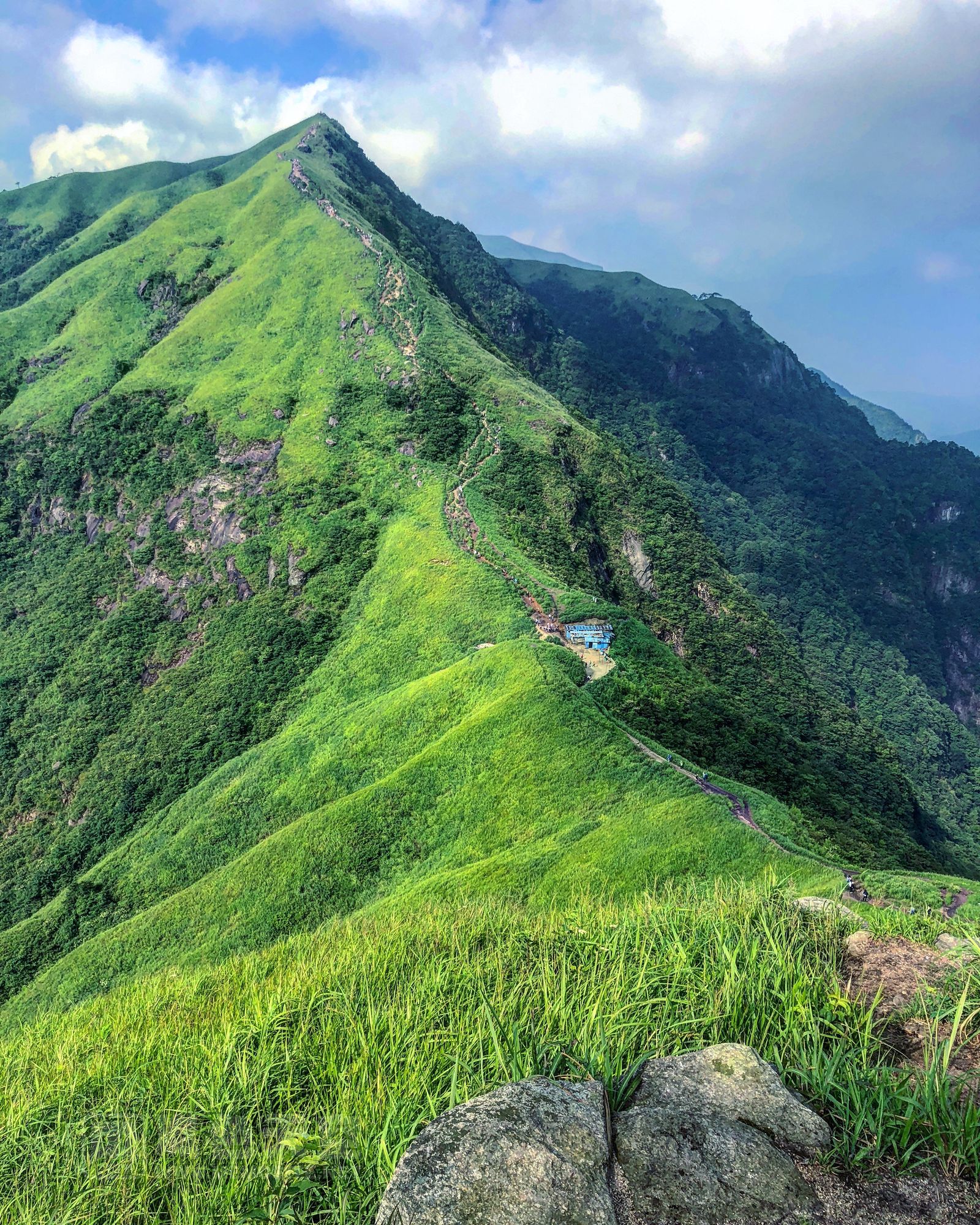 因为日出时云太厚,所以日出的照片就欠奉了,二话不说,准备挑战绝望坡!看到中间的房子了吗,那就是绝望坡的起点