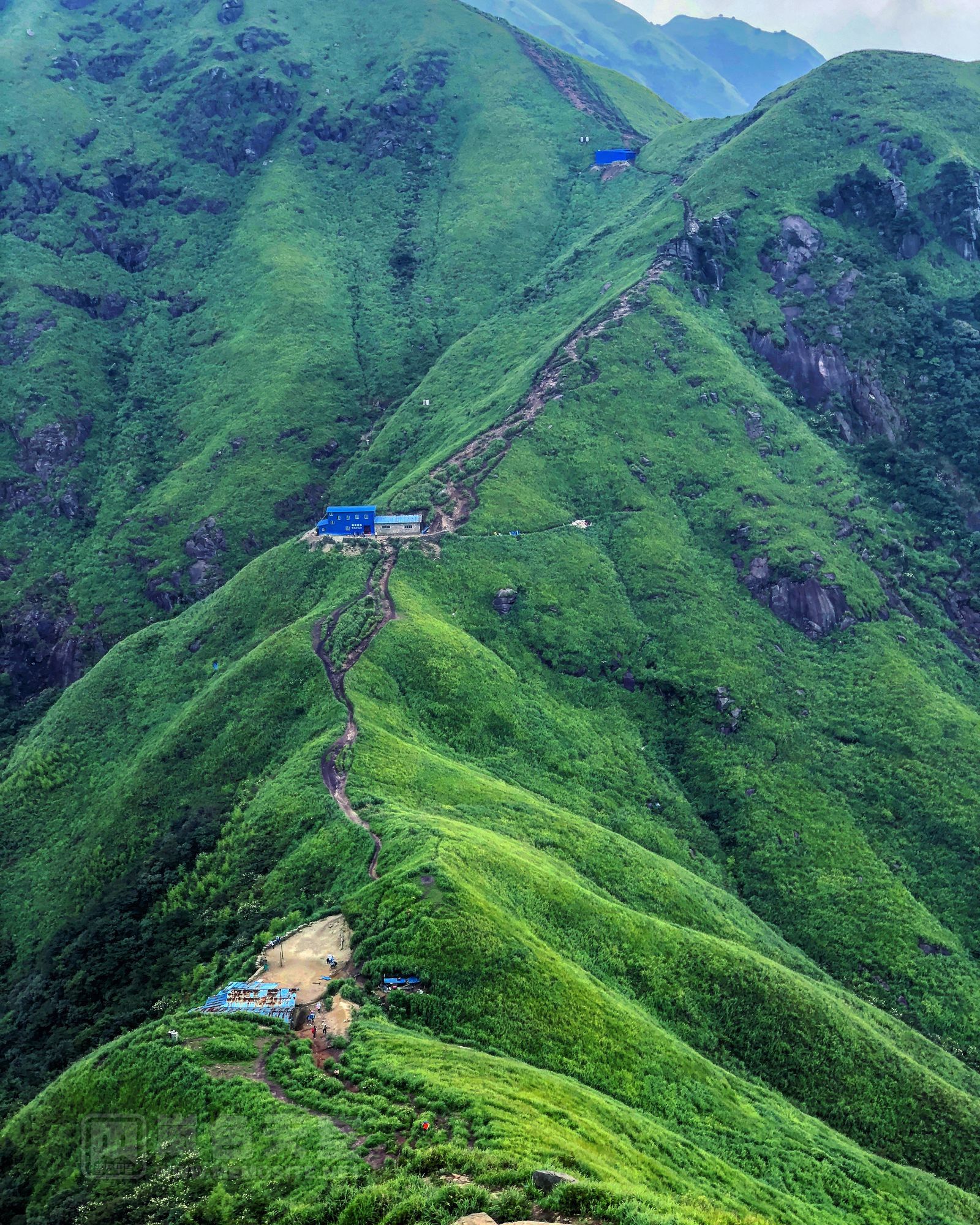 上气不接下气的翻了半天,总算走在绝望坡一半的路上,回看一下起点和远处所走过的路