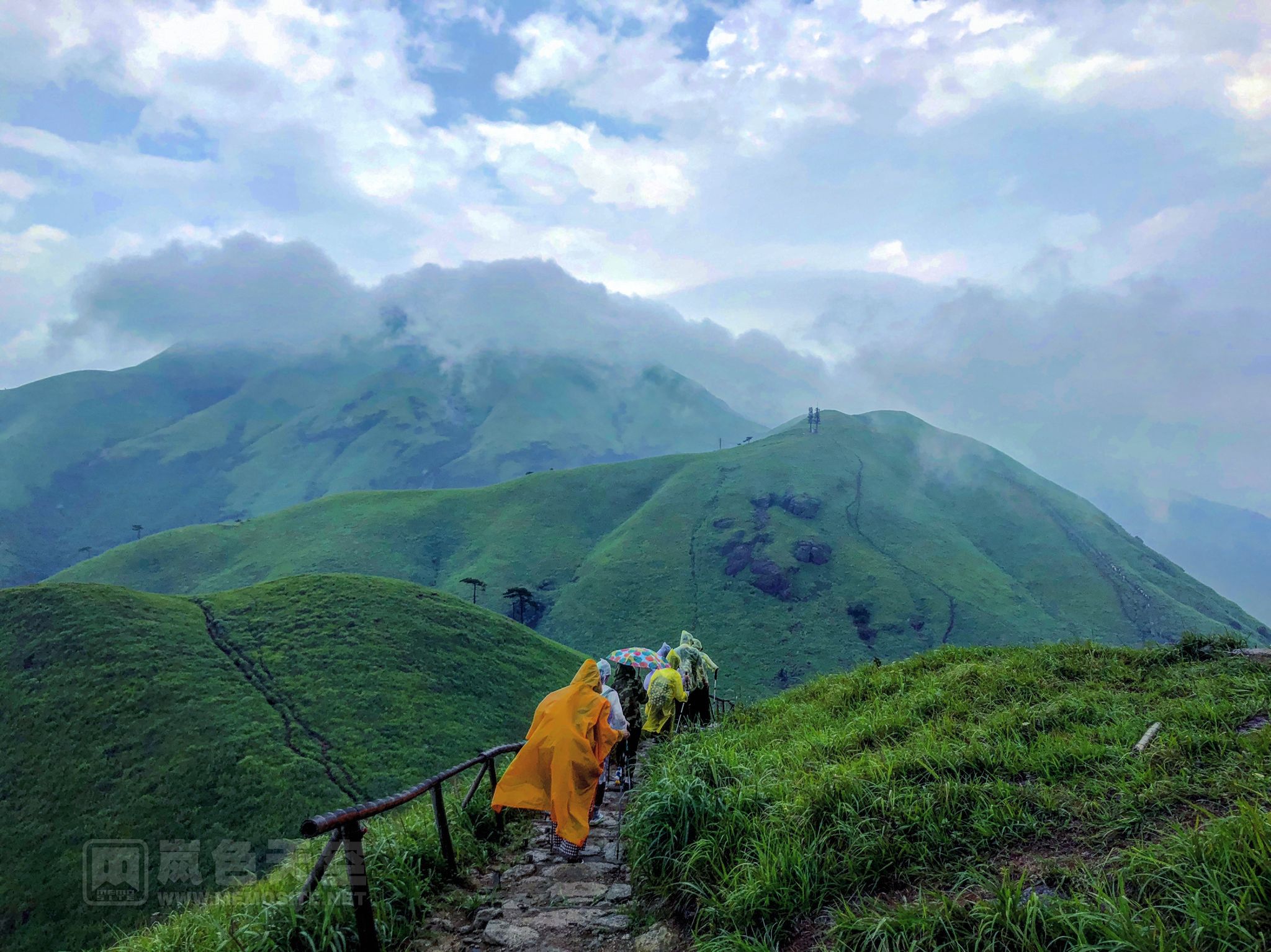 走过吊马庄,却忽然来了倾盆大雨,还好,总算有一点点云海的味道了