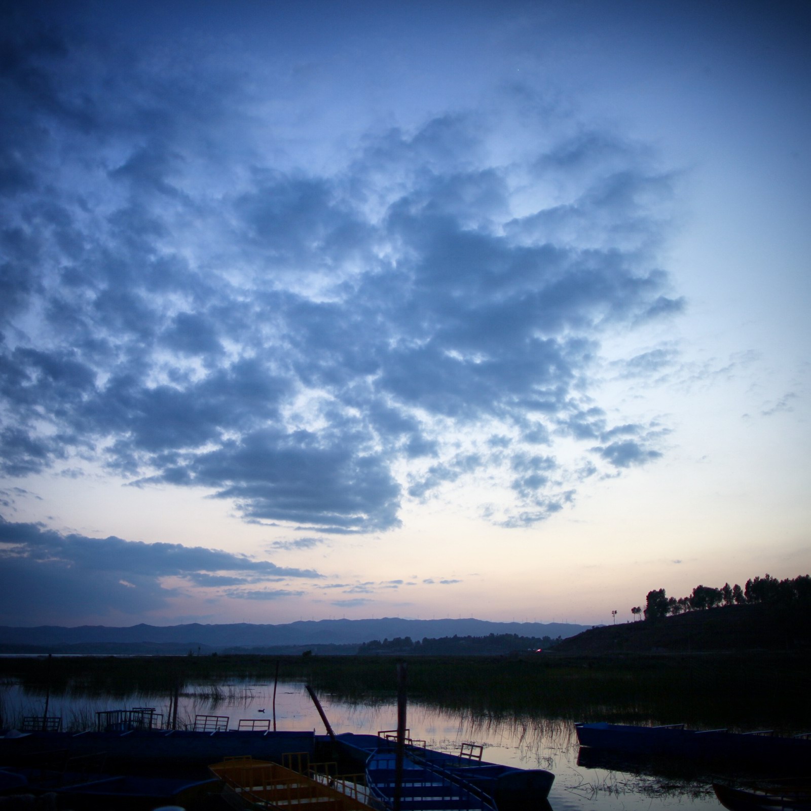 由于经纬度的原因,虽然已经接近晚上8点,这里才刚刚日落