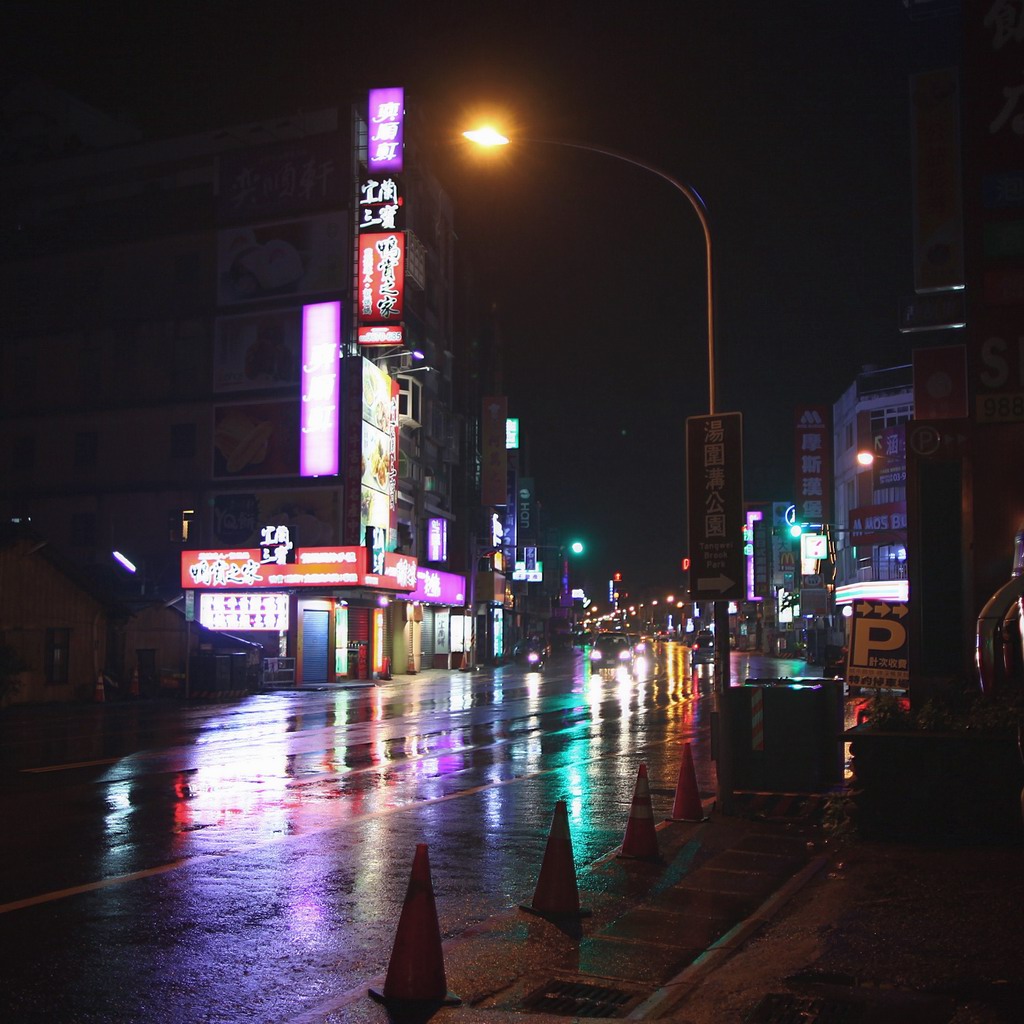 入夜的礁溪,刚下完雨,路上还是湿漉漉的