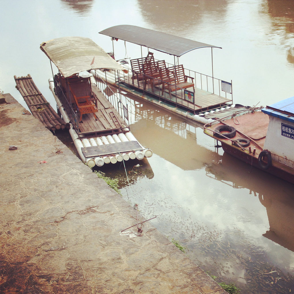 竹筏由于数量太多，早已改成带发动机的塑胶筏了