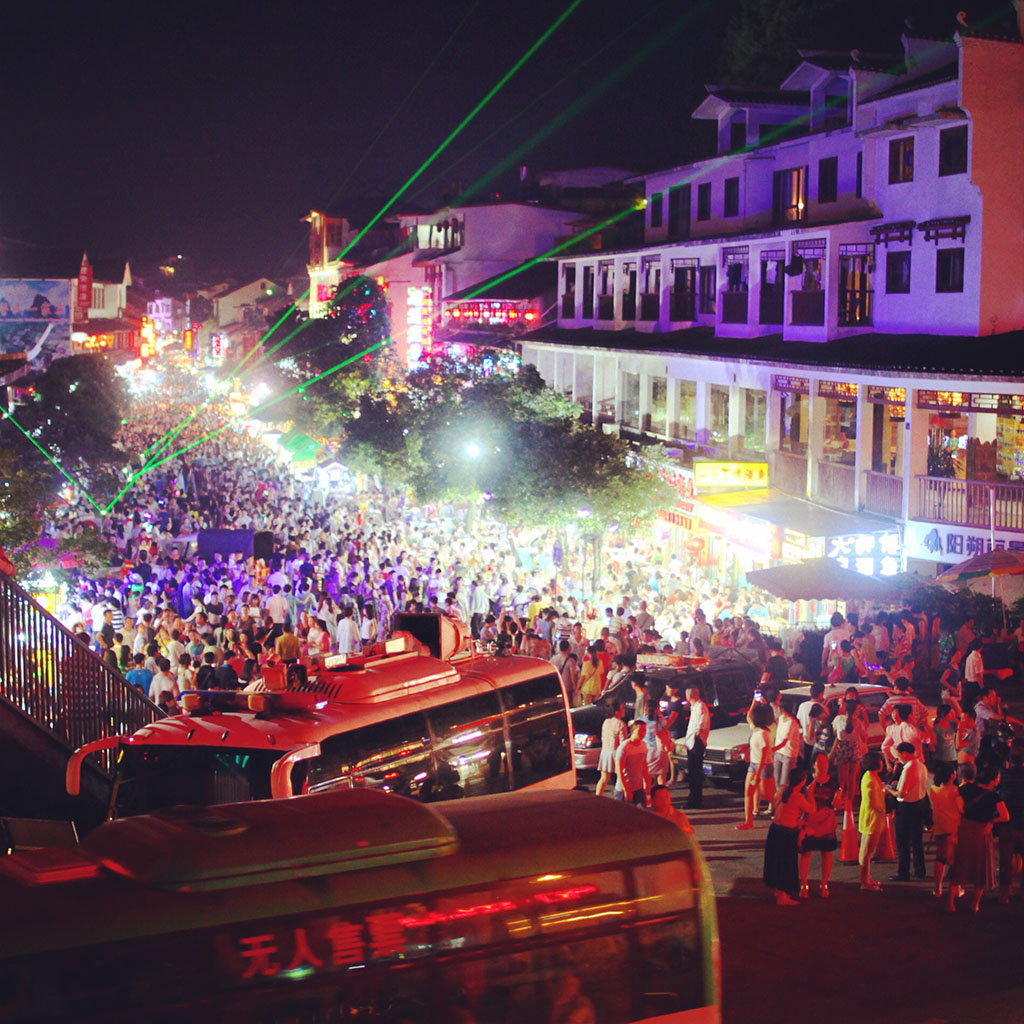 俨如一条标准的商业步行街，充斥着各种低廉的小商品，无聊