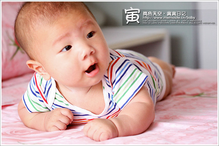 来个全身角度，寅寅的表情一直给妈妈吸引了