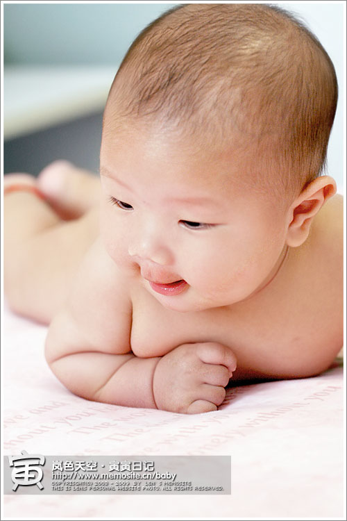 我就不看镜头，看爸爸怎么拍