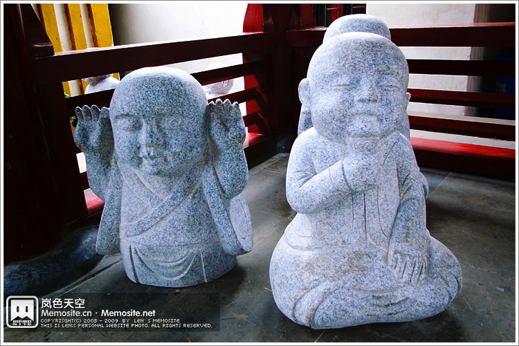 两个很可爱的小石像