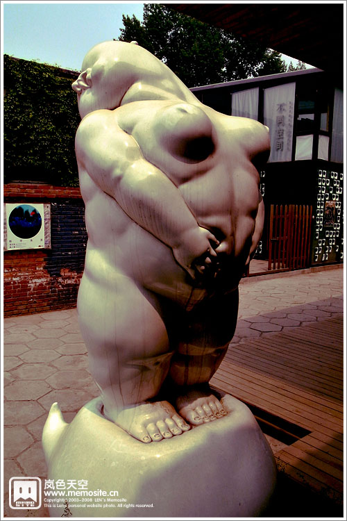 胖女人雕塑，造型相当大胆