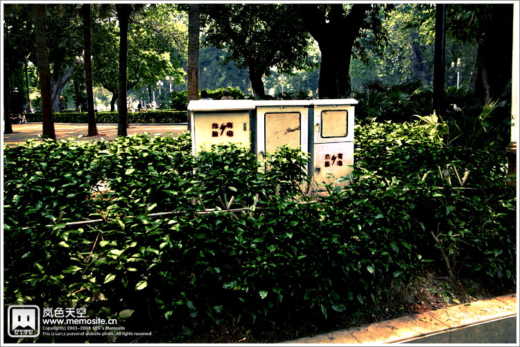 家里附近的公园，也是默默的呆着几个电箱