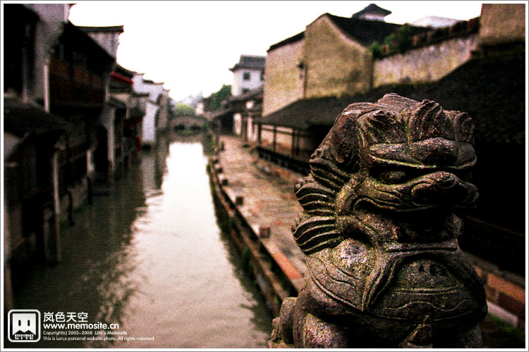 桥头上的石狮子