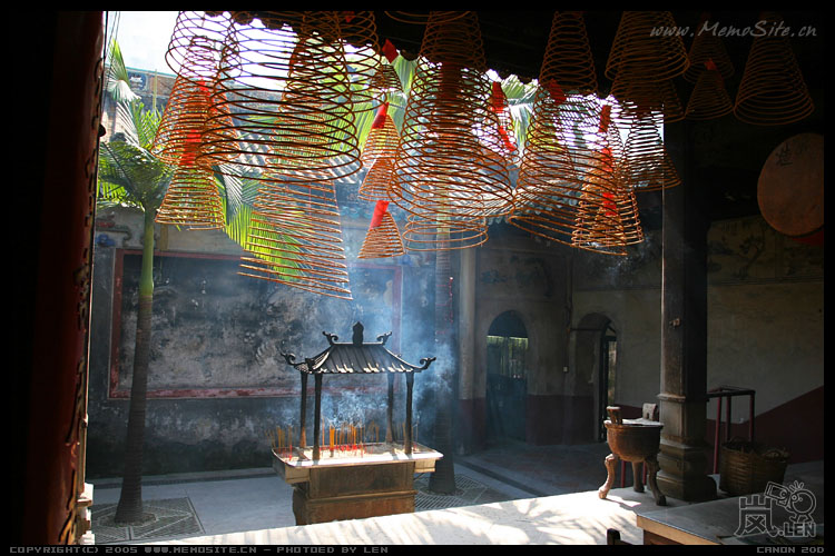除了香炉，这里的挂香也很多