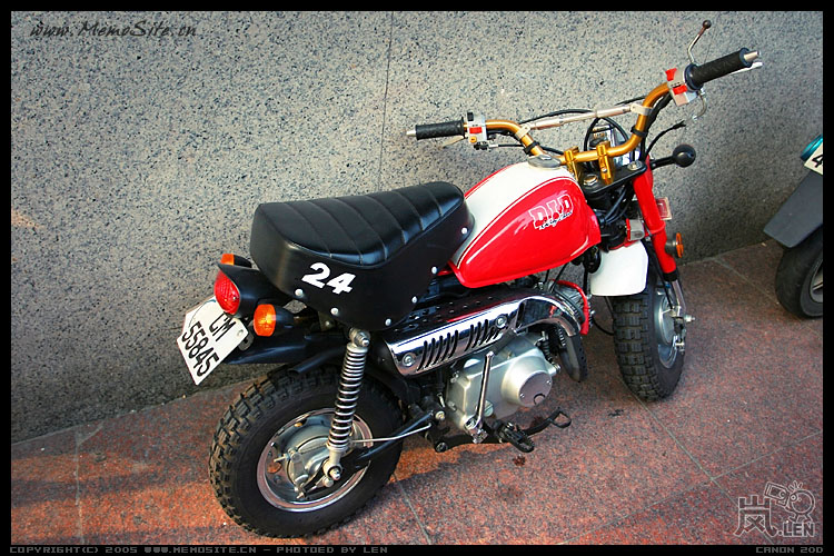 最可爱的还是这台微型摩托，只容一个人坐，一个大人坐上去的感觉超滑稽