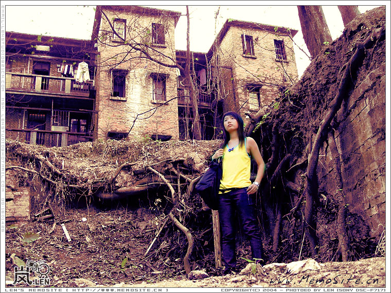 这幅是等大家解散后，我和M4WORK的朋友一起跟Wing晚餐的路上发现的外景， 很难想象得出这里是中大里面的实景吧？真的很有feel的外景啊！要抓紧机会多来次搞搞创作才行！