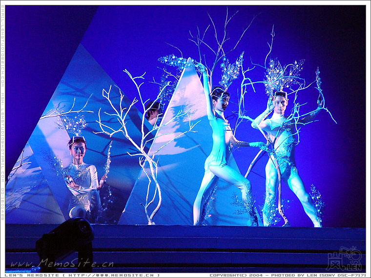 模特更换衣服的过场表演