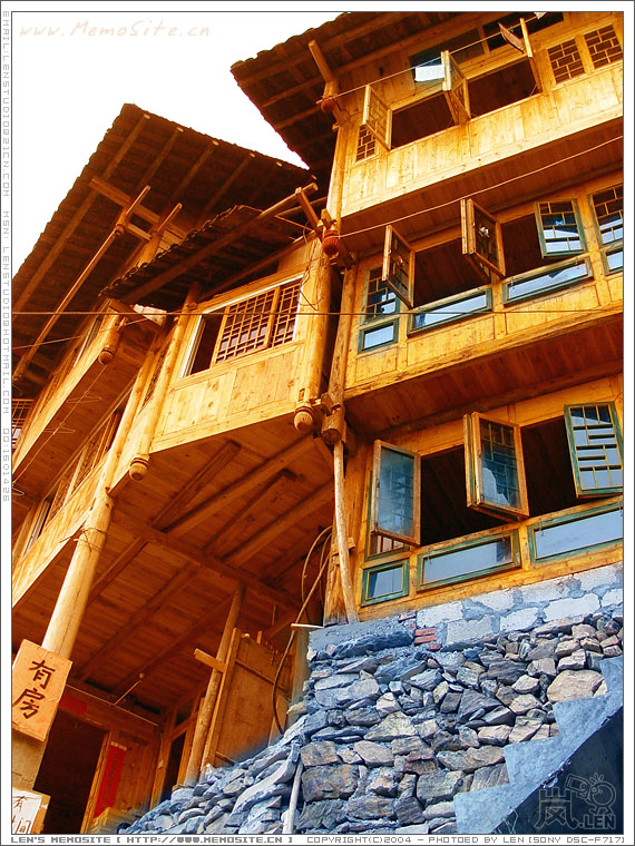 这些就是山区的特色建筑：吊脚木屋