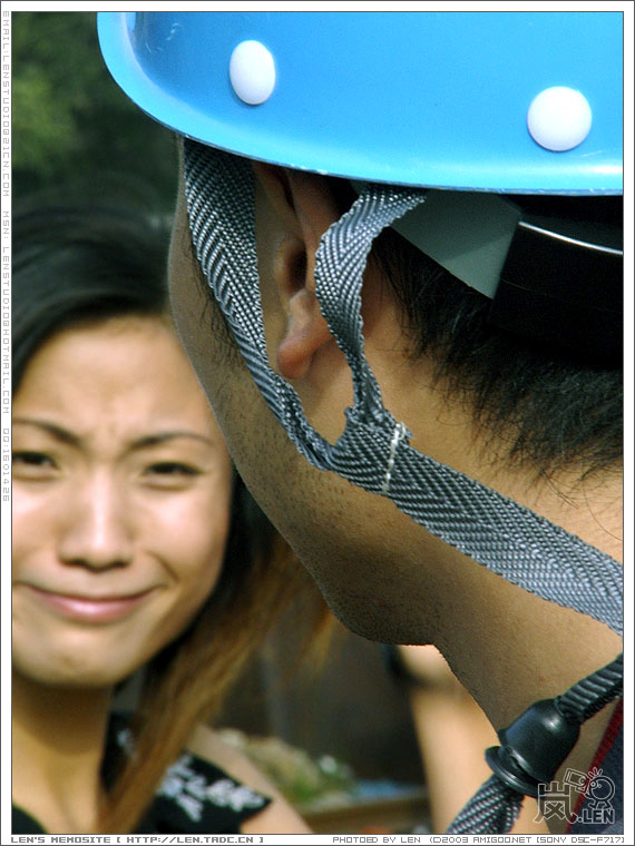 我想知民工对着老板娘说了句什么，搞到老板娘咁的表情啊？？？睇落似哭笑不得咁啵！Rou，你好坦白啦！！！