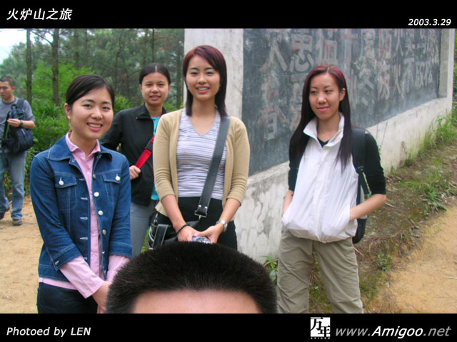 两个男人去了探路,剩下偶跟百爷公在守寨。被众MM的强迫之下拍了一张······可怜我那半个都不够的头