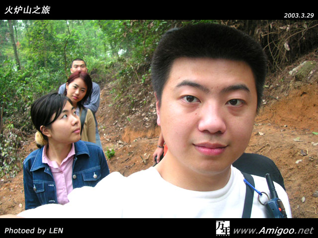 嘿嘿,显示3500自拍功能的好机会,来,先给自己来张~~嗯,后面的MM们还挺配合的做做组合~~不错不错~~