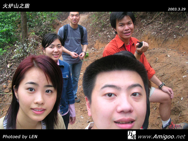 为了让大家心理平衡点,来张大家都有的,不过认真看看,我后头不知到藏了谁~~~~