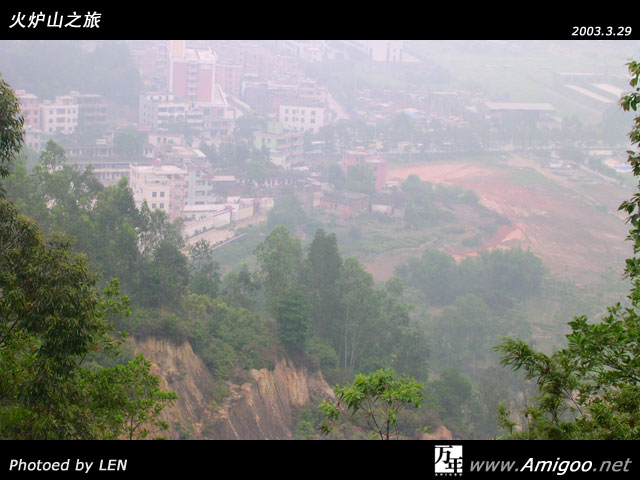 经过一轮唏嘘的山路历程后,来到山腰的一处平台,回望一下,找回了一点身在城市的感觉。