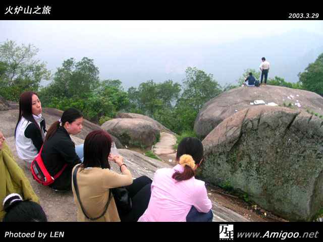 到达第二景点,大家累了,忍不住爬上了大石小休一会儿。旅途中带上MM就是好啊,零食特别多~~美!!