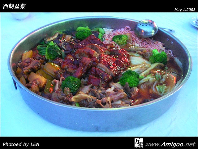 上菜！！这个就是传说中的盆菜啦。由于光线不足，所以拍得有点手震，也可能是饿的原因
